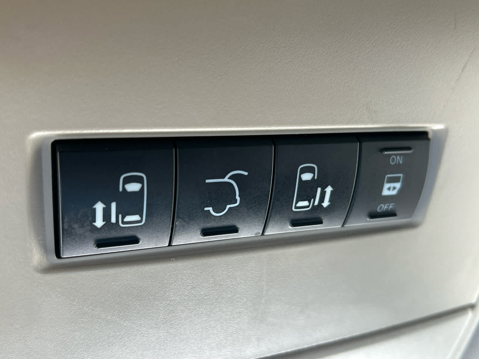 Used 2015 Chrysler Town & Country Touring FWD image 30