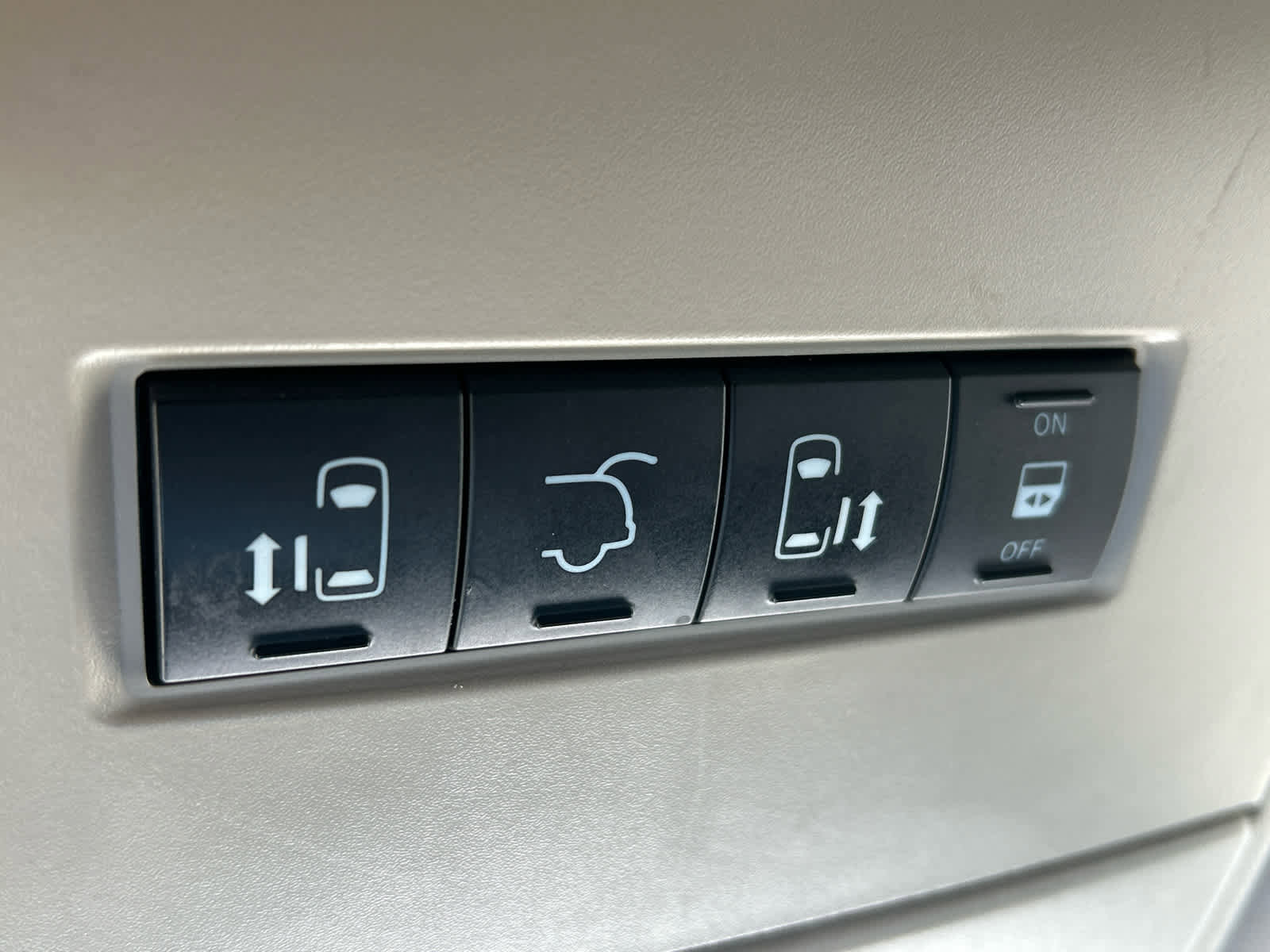 Used 2015 Chrysler Town & Country Touring FWD image 30