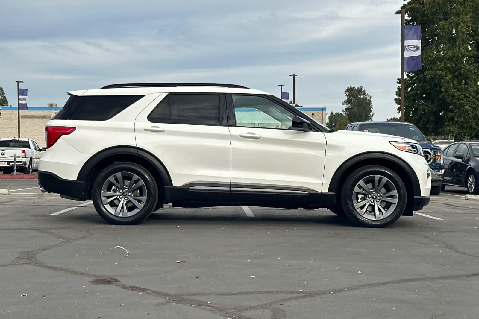 Certified 2023 Ford Explorer XLT w/ Equipment Group 202A RWD image 9