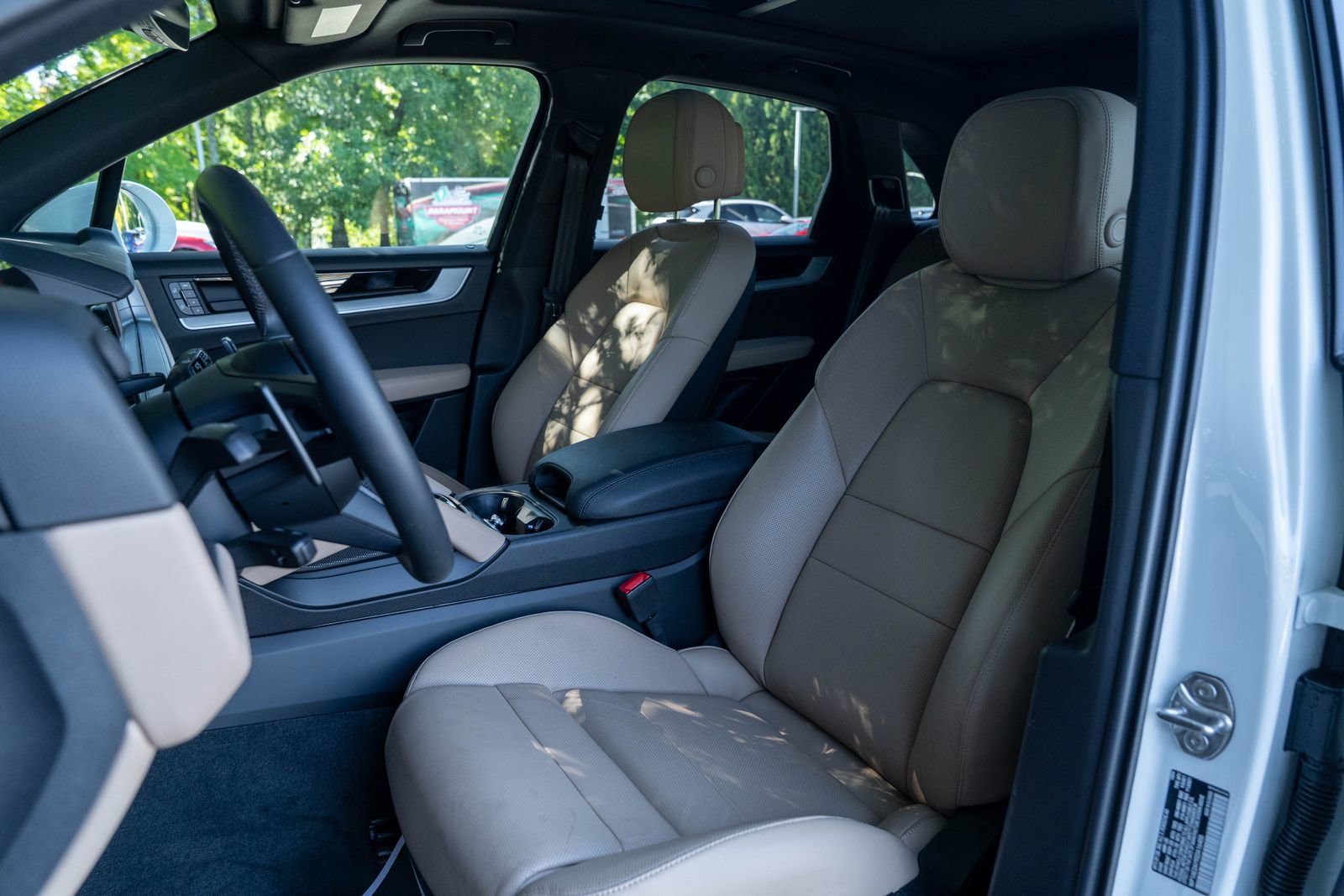 Certified 2025 Porsche Cayenne E-Hybrid w/ Premium Package Plus image 5