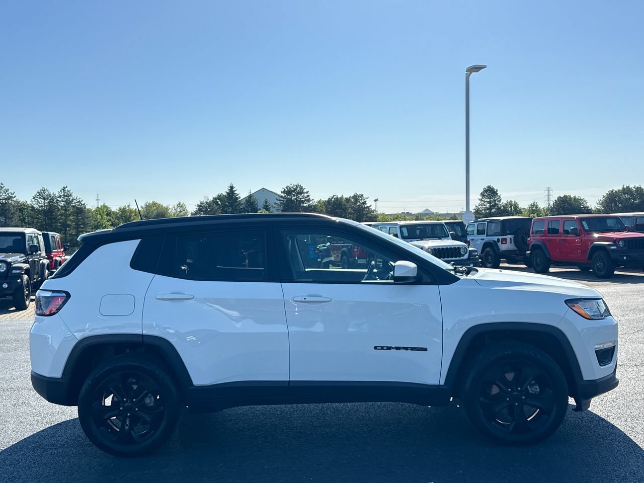 Used 2021 Jeep Compass Latitude w/ Sun and Sound Group AWD/4WD image 2