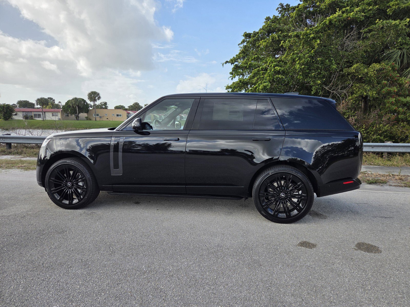 New 2025 Land Rover Range Rover Long Wheelbase SE image 7