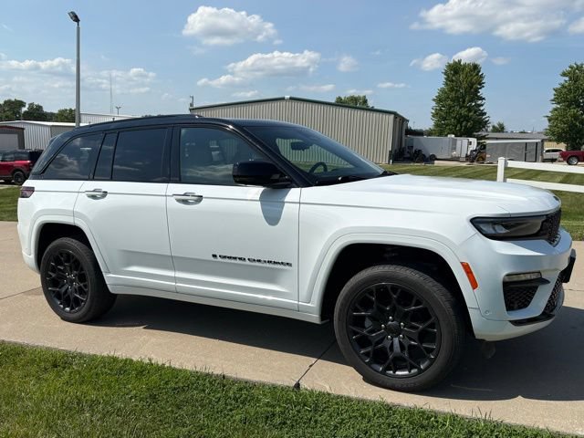 Used 2025 Jeep Grand Cherokee Summit AWD/4WD image 3