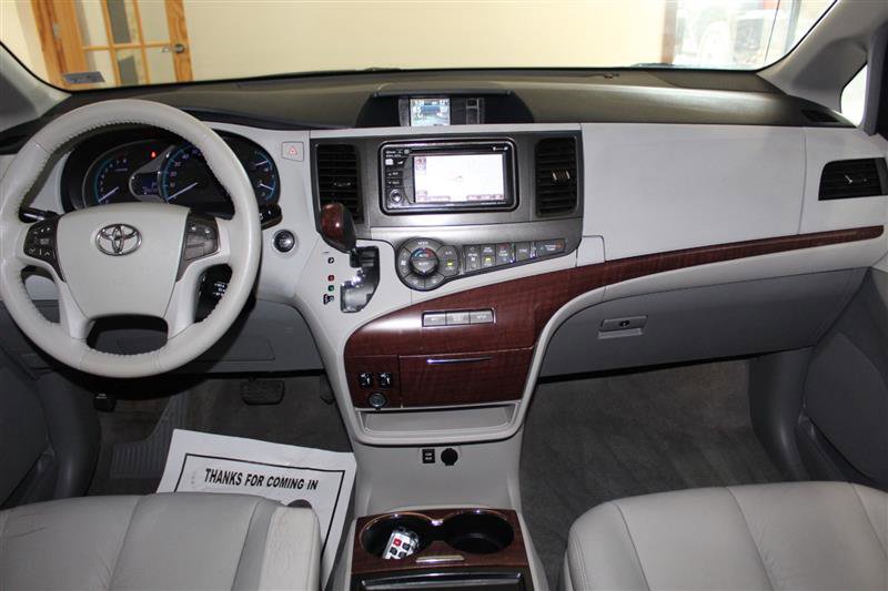Used 2012 Toyota Sienna XLE FWD image 10