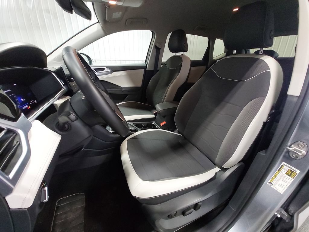Used 2025 Volkswagen Taos SE AWD/4WD image 14
