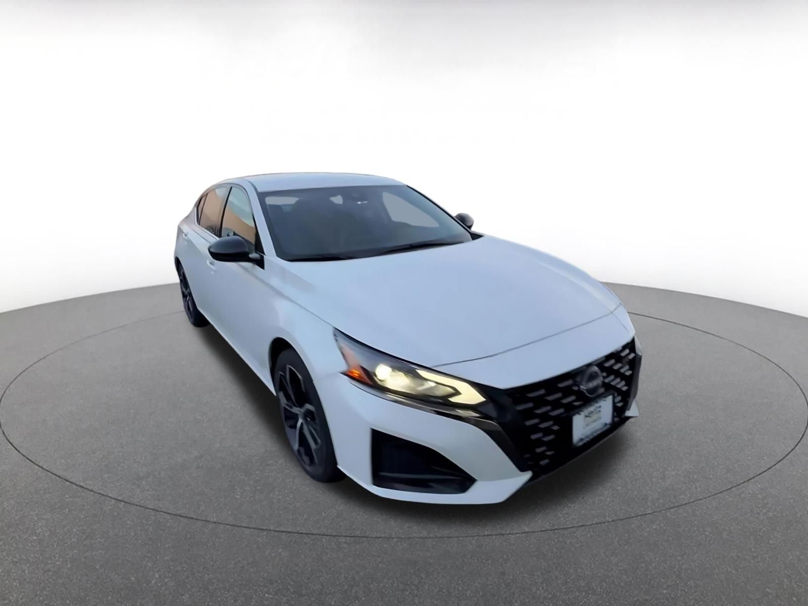 Used 2025 Nissan Altima 2.5 SR image 3