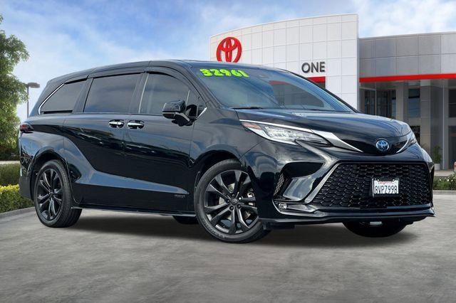 Used 2021 Toyota Sienna XSE FWD image 2