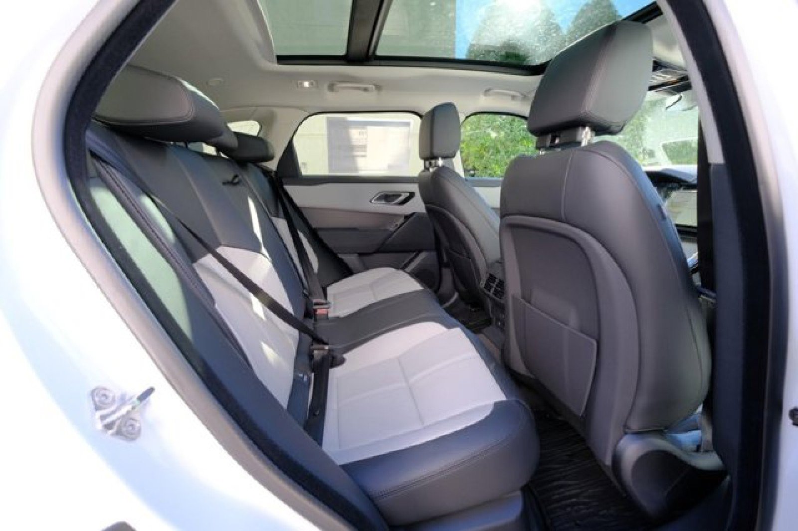 New 2025 Land Rover Range Rover Velar Dynamic SE image 17