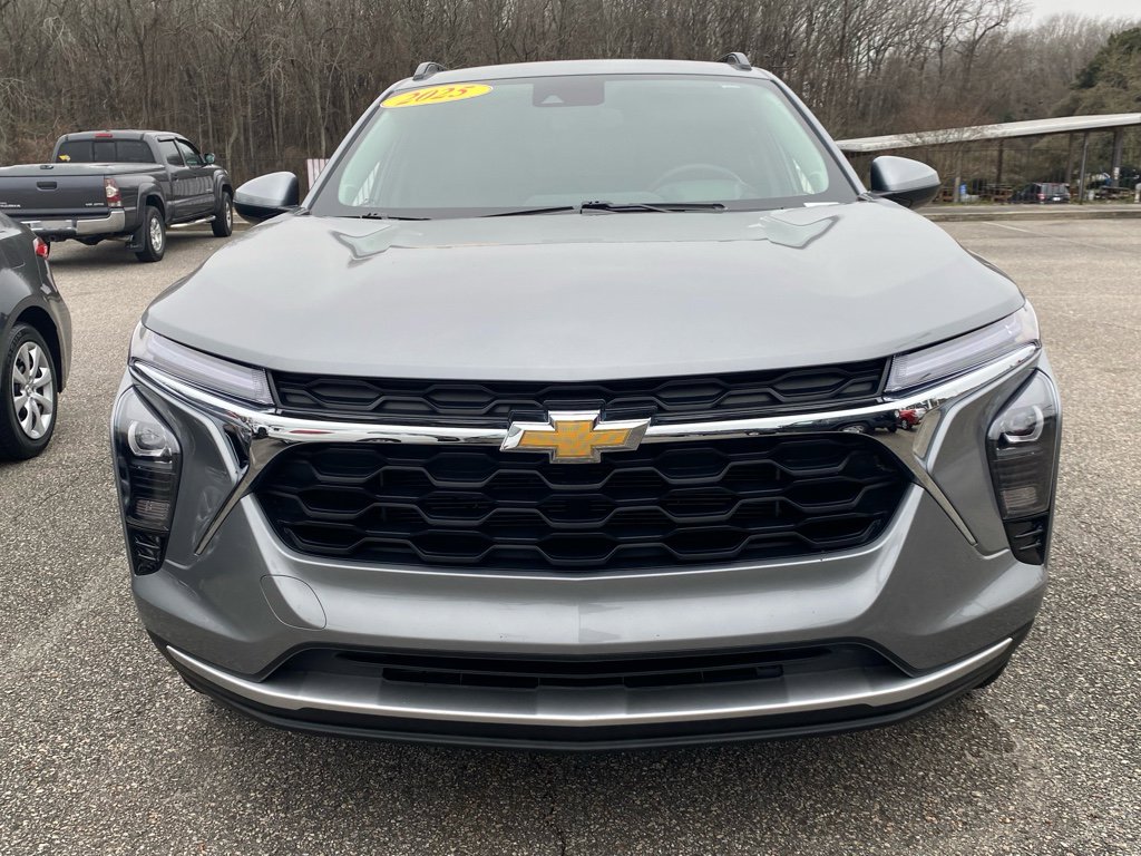 Used 2025 Chevrolet Trax LT w/ LT Convenience Package image 16