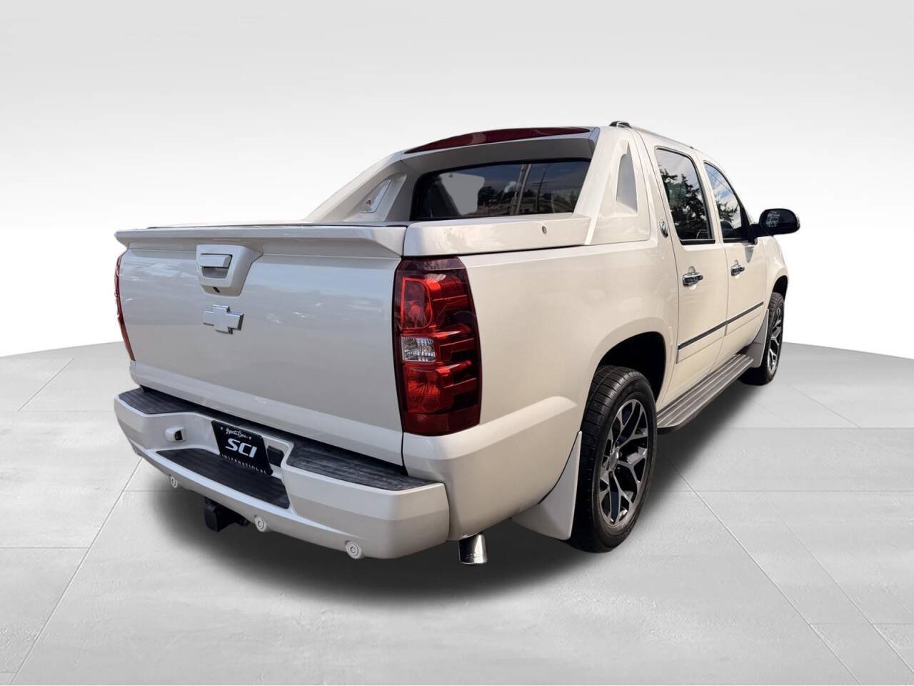 Used 2013 Chevrolet Avalanche LTZ AWD/4WD image 7