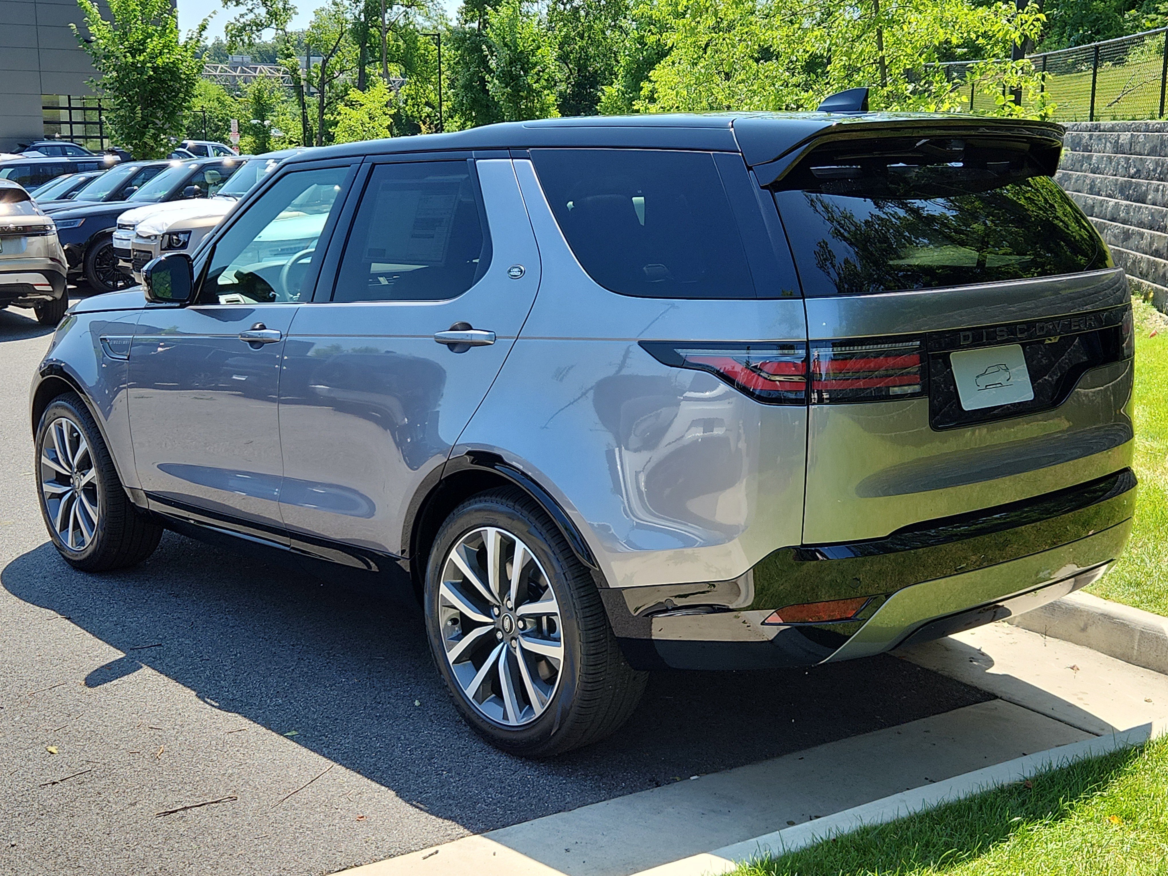 New 2025 Land Rover Discovery Dynamic SE image 12