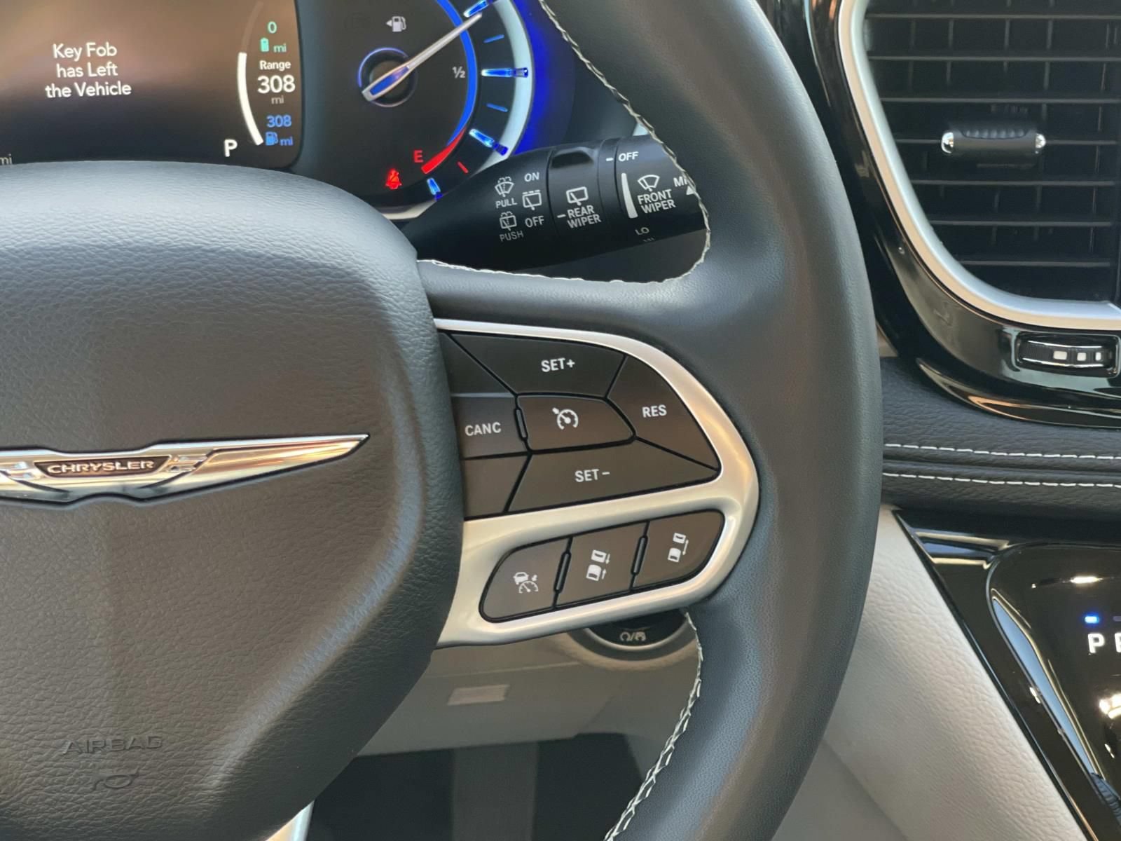 Used 2024 Chrysler Pacifica Limited FWD image 11