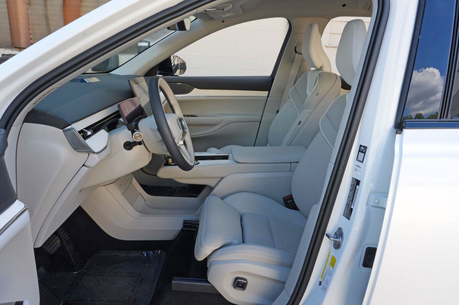 Used 2025 Volvo EX90 Plus AWD/4WD image 16