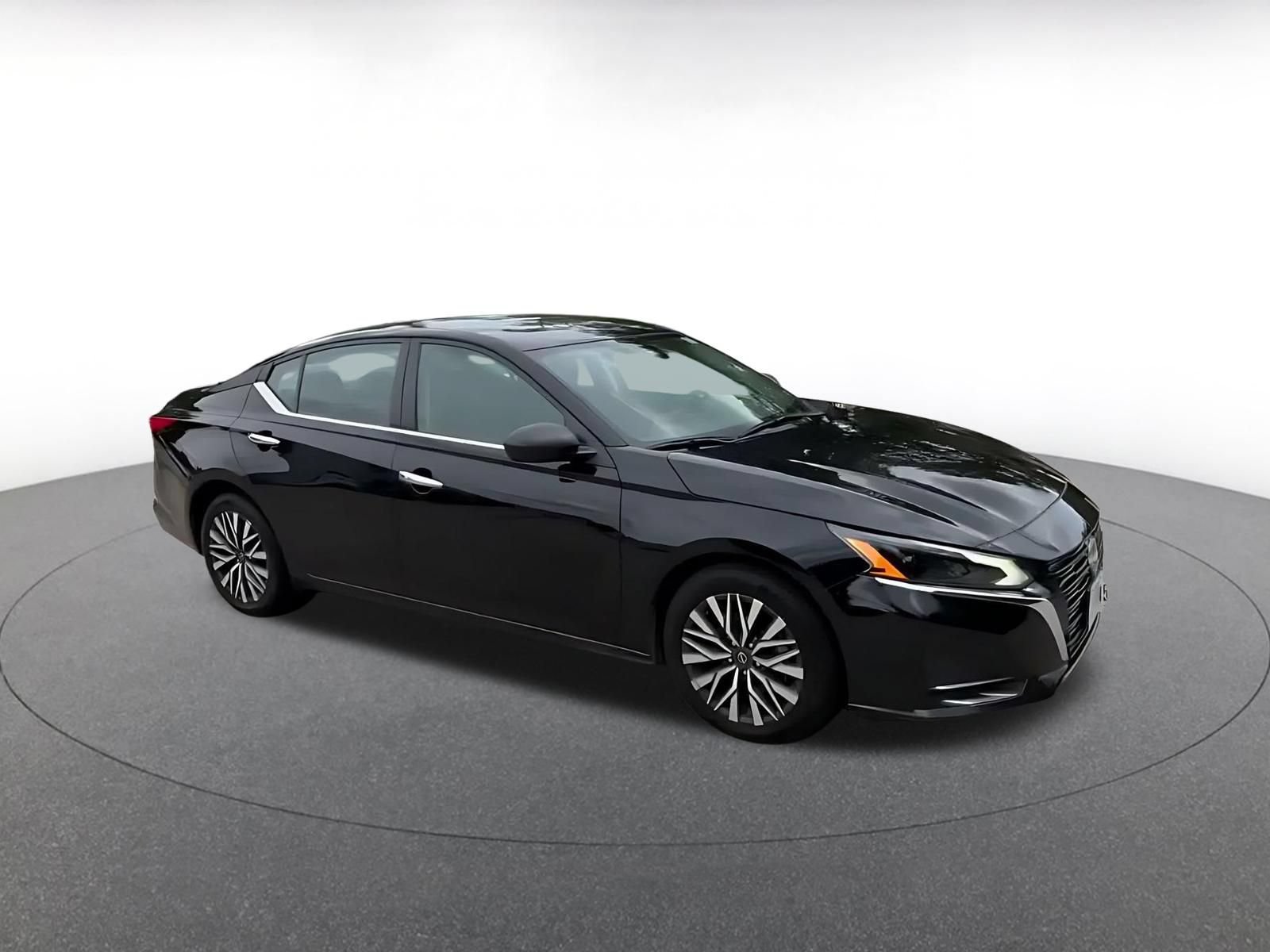 Used 2025 Nissan Altima 2.5 SV FWD image 2