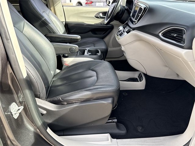 Used 2020 Chrysler Pacifica Touring-L image 13