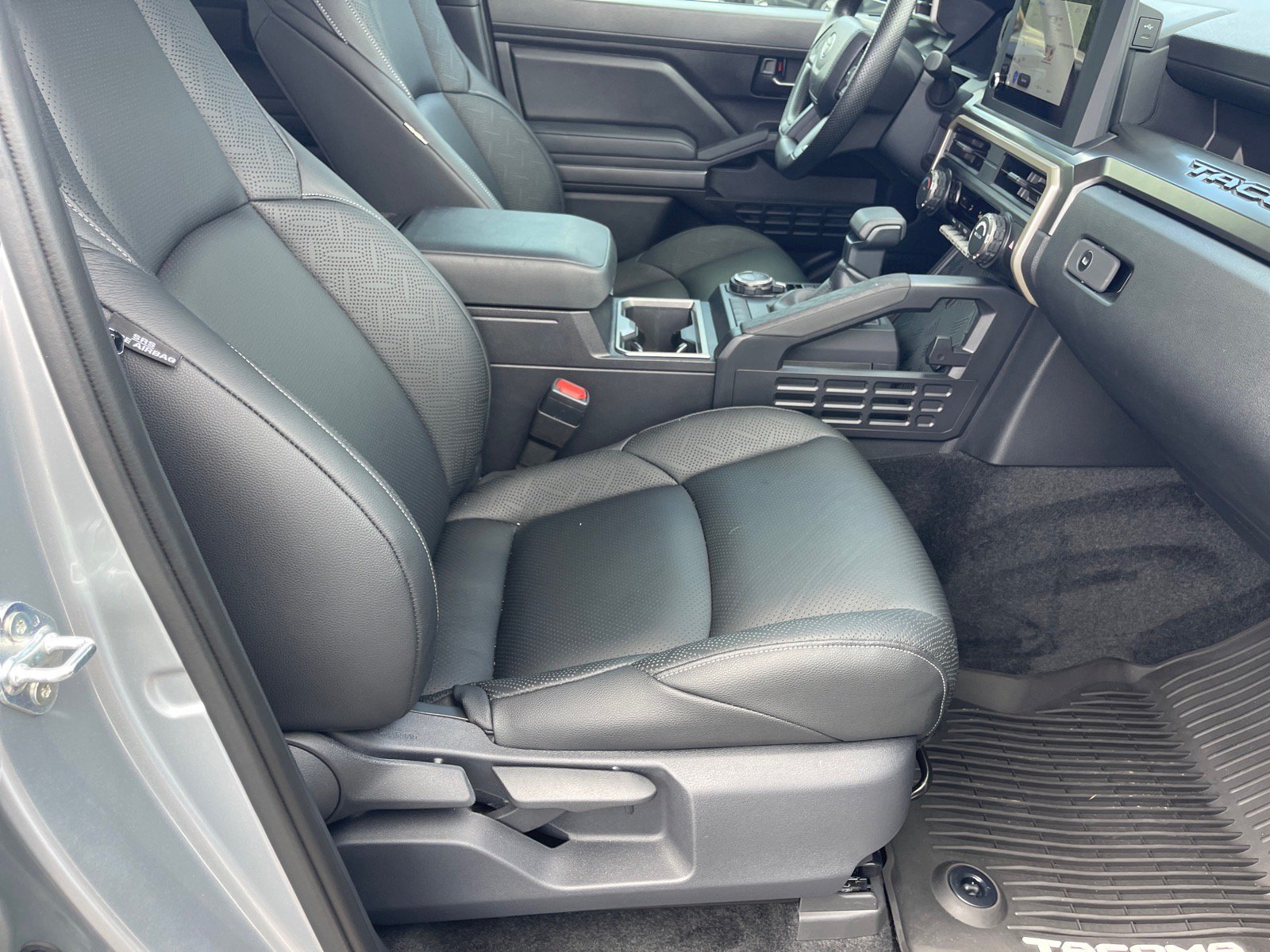 Used 2025 Toyota Tacoma SR5 AWD/4WD image 19