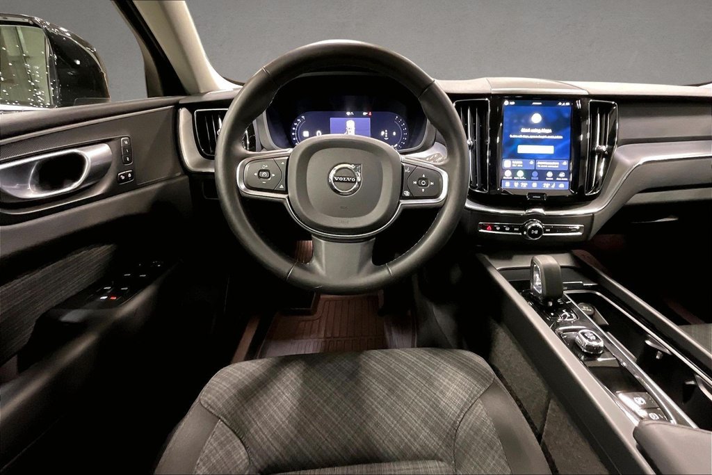 Certified 2024 Volvo XC60 B5 Core AWD/4WD image 9