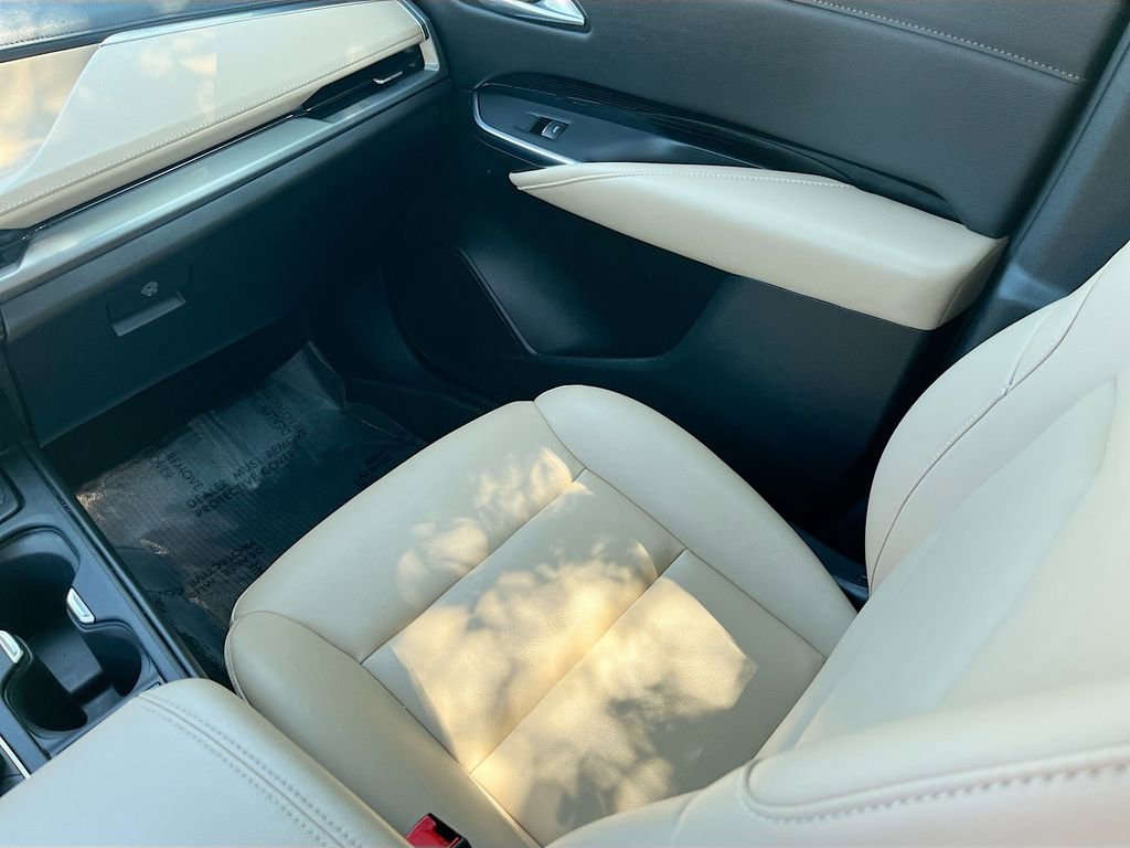 Used 2024 Cadillac XT4 Luxury w/ Cold Weather Package image 24