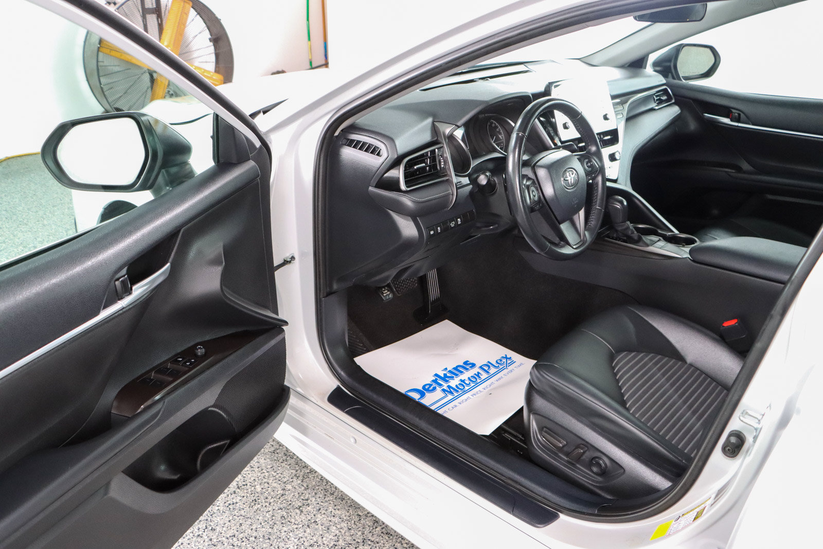 Used 2024 Toyota Camry SE FWD image 3