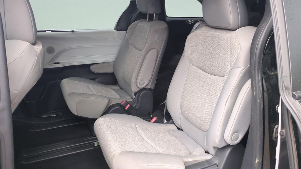 Certified 2025 Toyota Sienna LE image 10