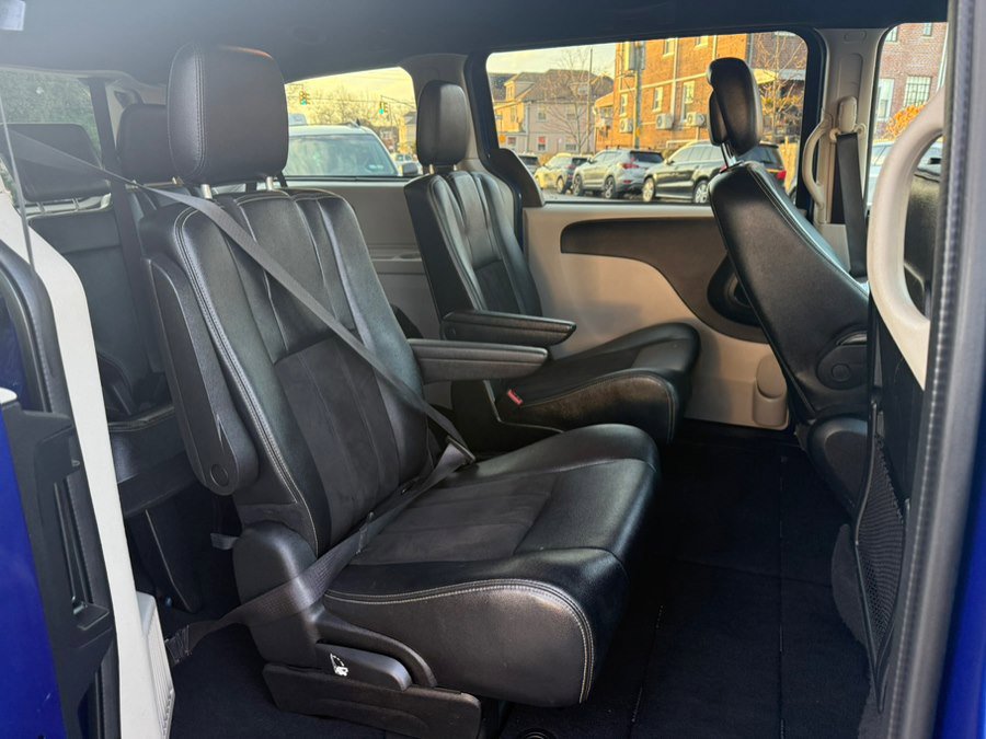 Used 2020 Dodge Grand Caravan SXT image 10