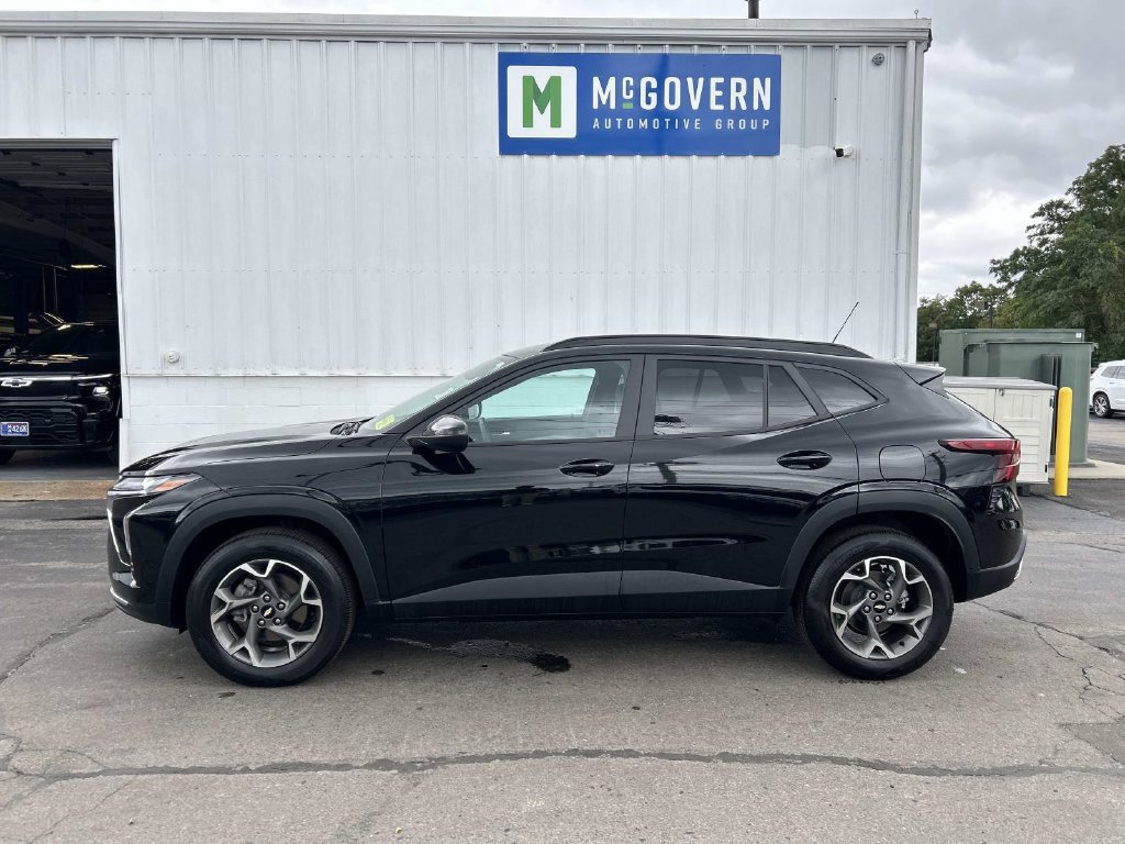 Used 2024 Chevrolet Trax LT w/ Driver Confidence Package FWD image 2