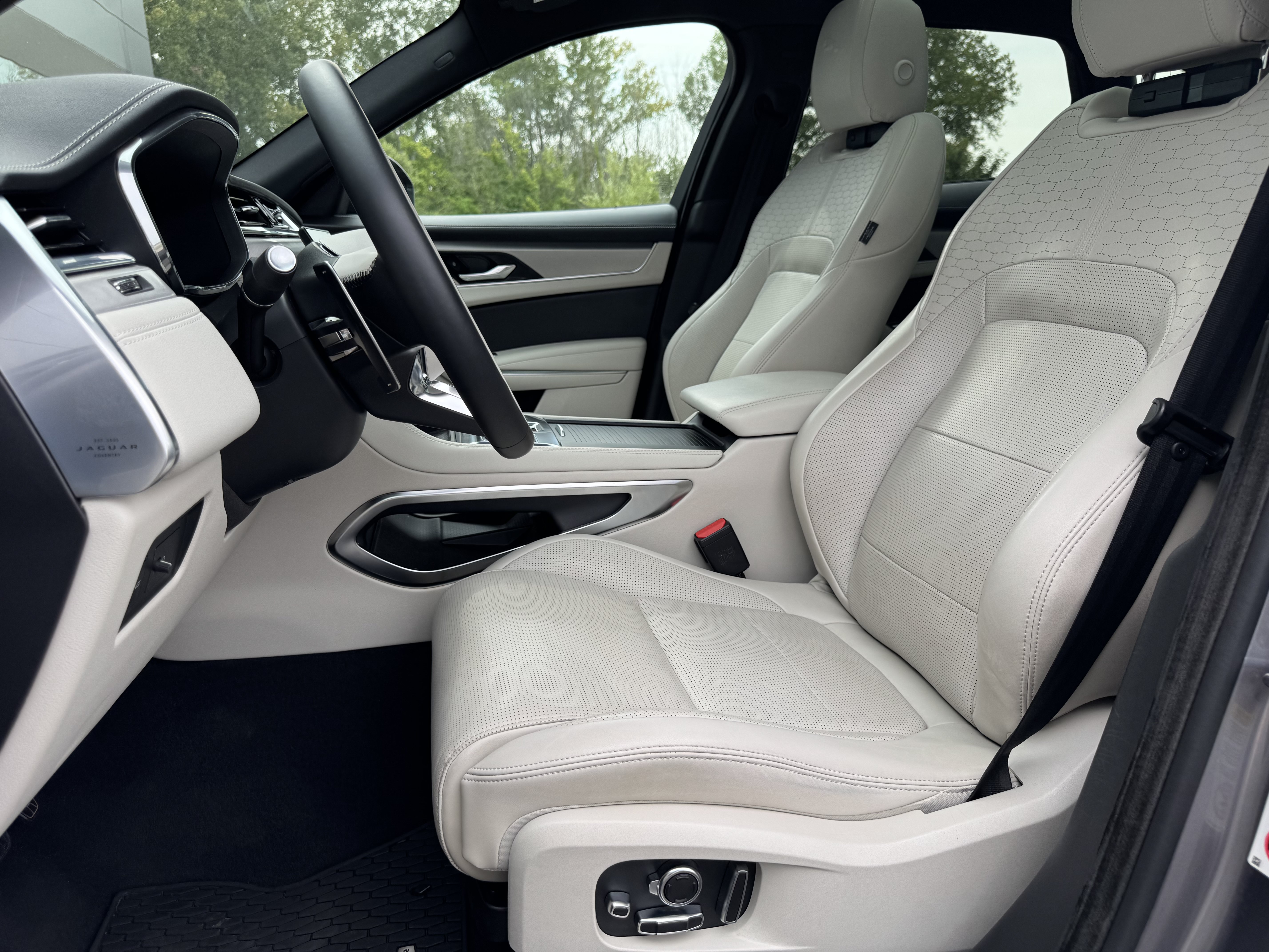 Certified 2024 Jaguar F-PACE R-Dynamic S AWD/4WD image 15