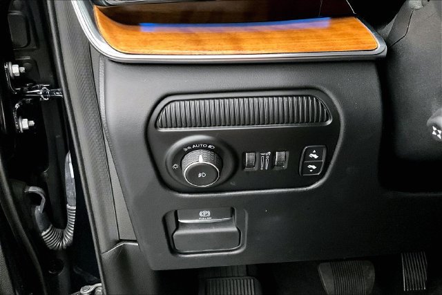 Used 2025 Jeep Grand Wagoneer L Series III w/ Rear-Seat Entertainment Group AWD/4WD image 31