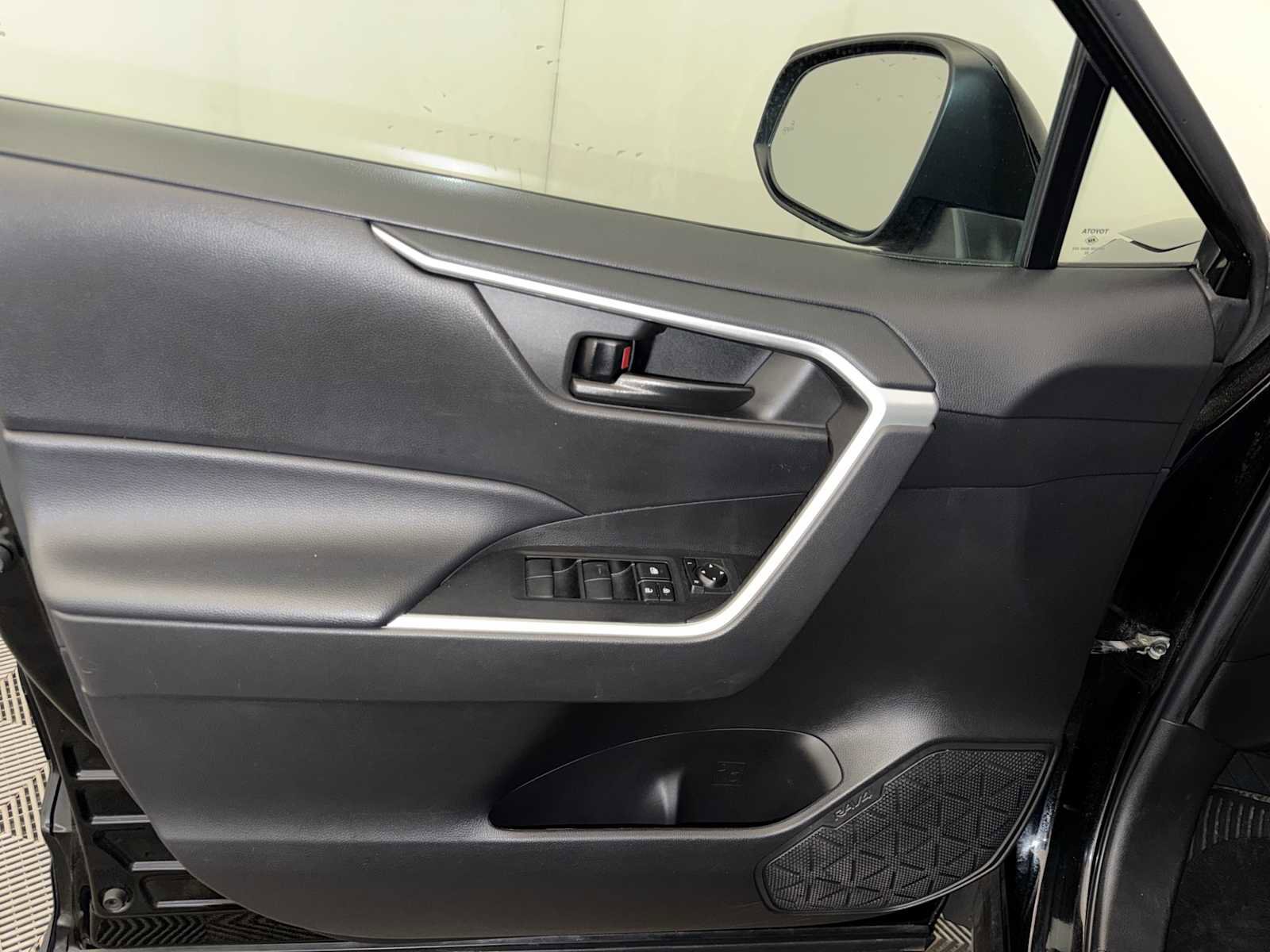 Used 2022 Toyota RAV4 LE AWD/4WD image 11