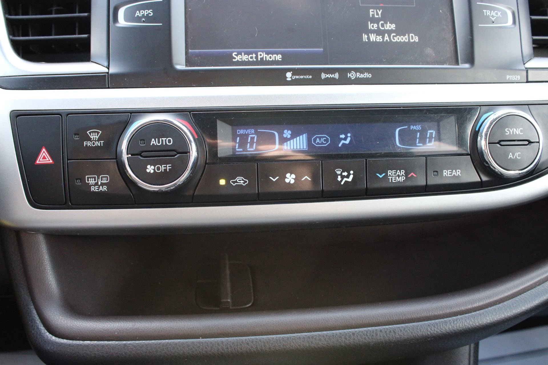 Used 2018 Toyota Highlander Plus w/ Carpet Mat Package (TMS) AWD/4WD image 36