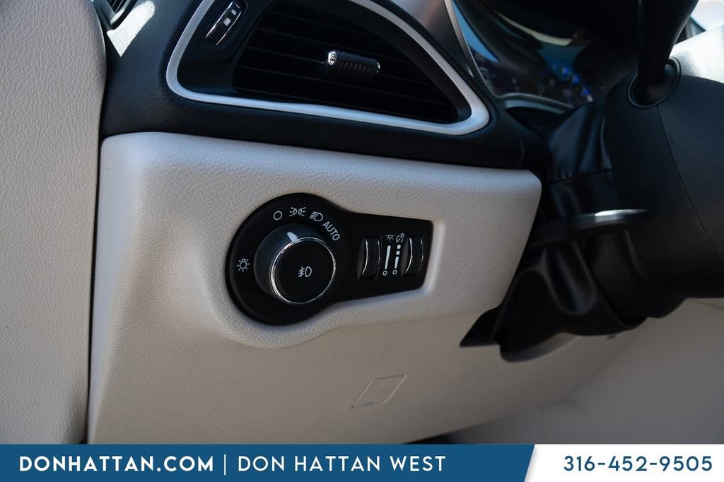 Used 2023 Chrysler Pacifica Touring-L FWD image 14