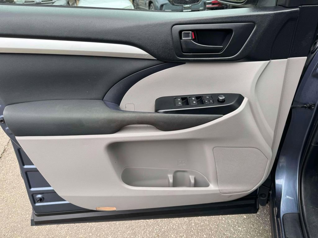 Used 2019 Toyota Highlander LE image 15