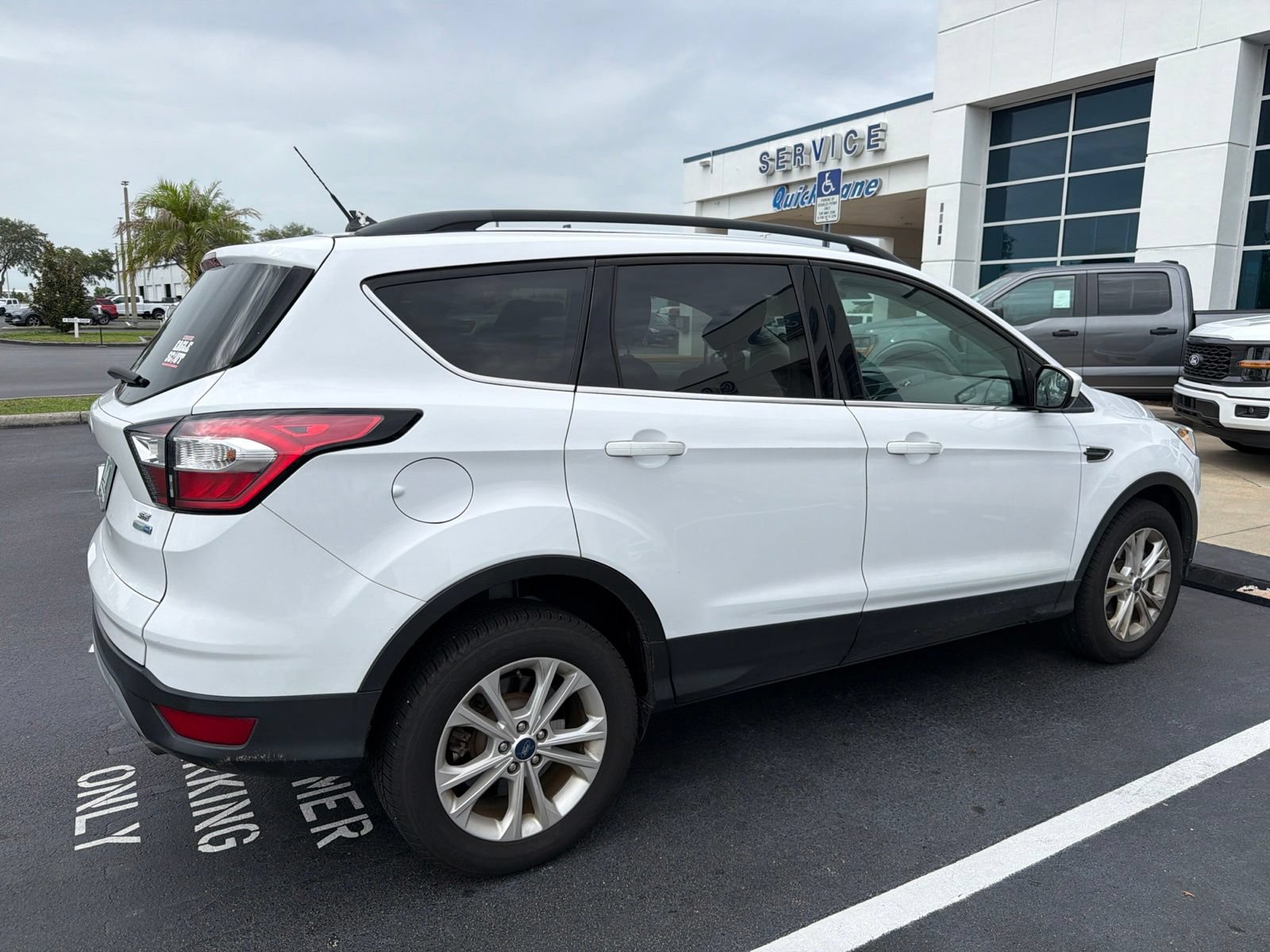 Used 2018 Ford Escape SE w/ SE Sync 3 Package AWD/4WD image 3