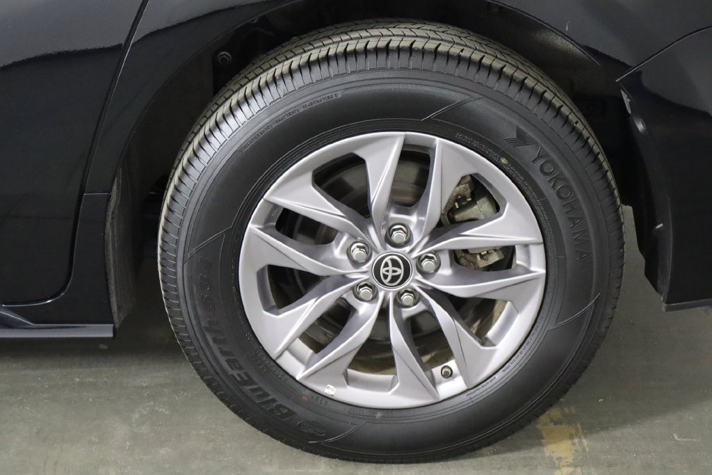 Used 2025 Toyota Sienna LE FWD image 36