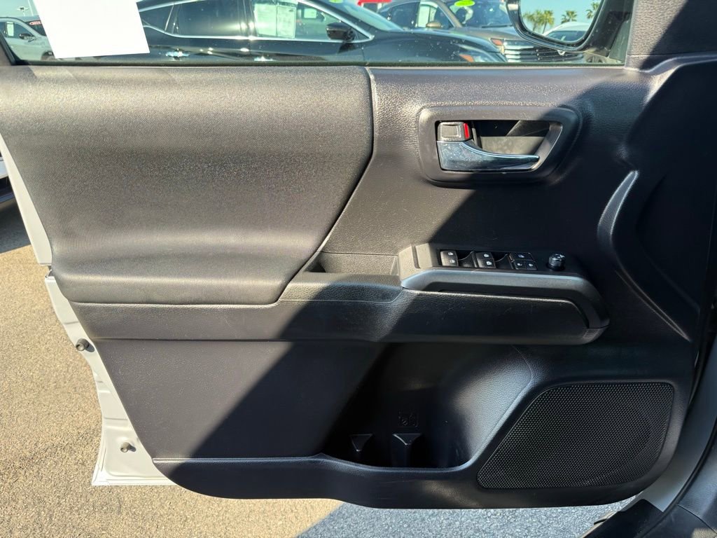 Used 2021 Toyota Tacoma TRD Off-Road w/ Technology Package AWD/4WD image 18