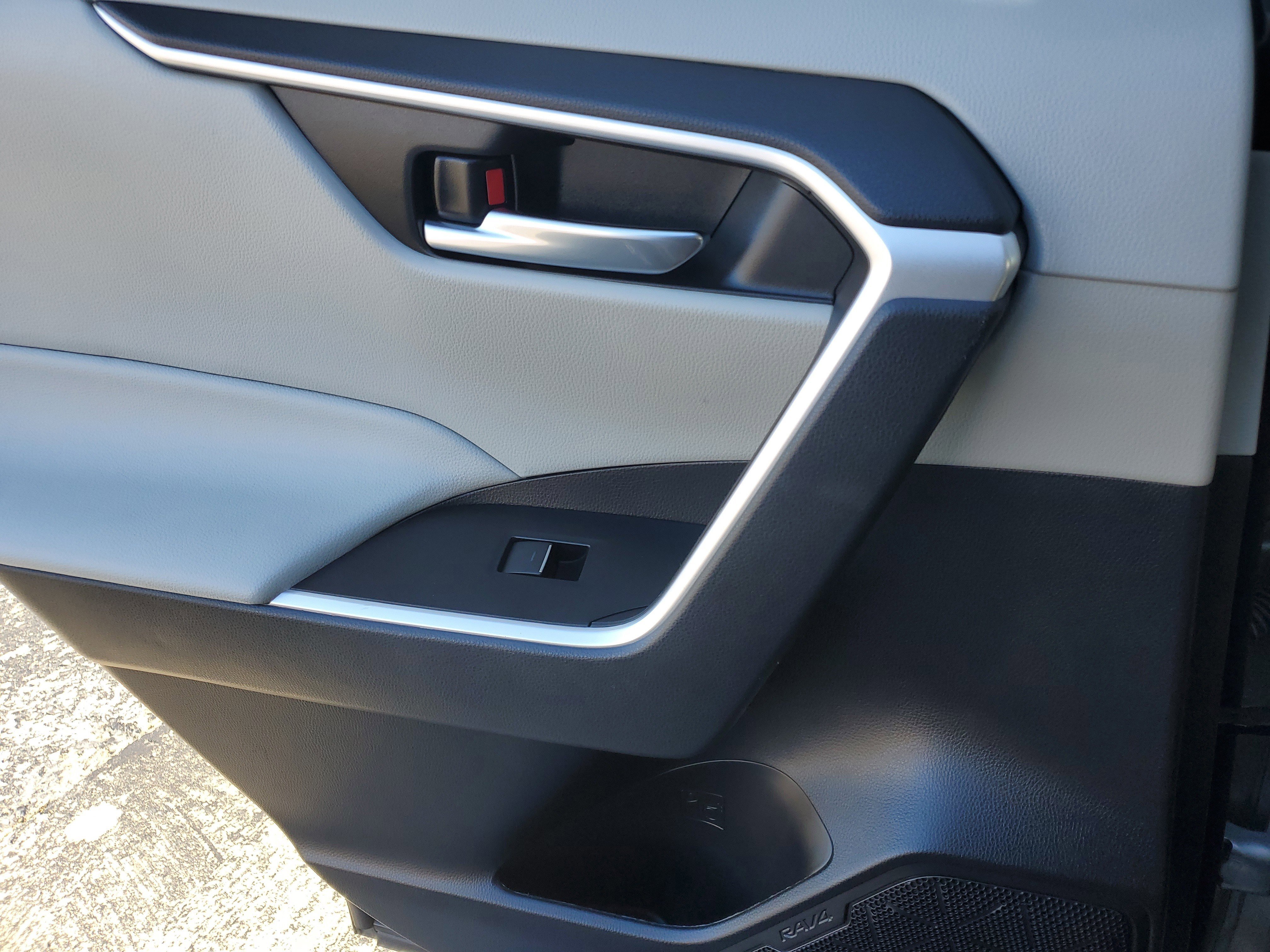 Used 2022 Toyota RAV4 XLE image 14