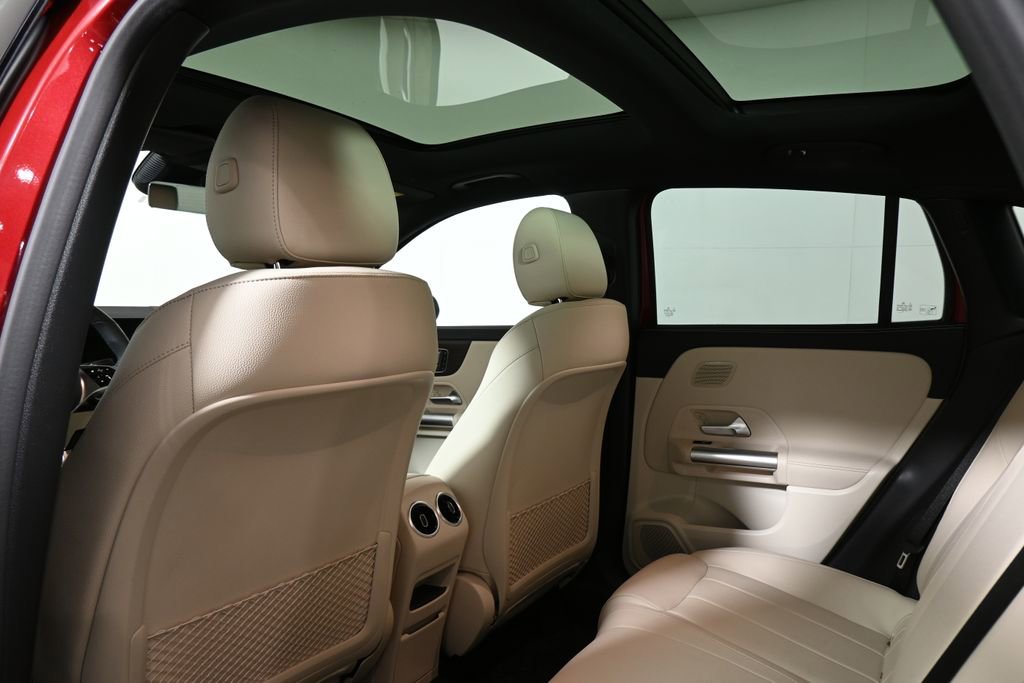 Certified 2025 Mercedes-Benz GLA 250 4MATIC image 33