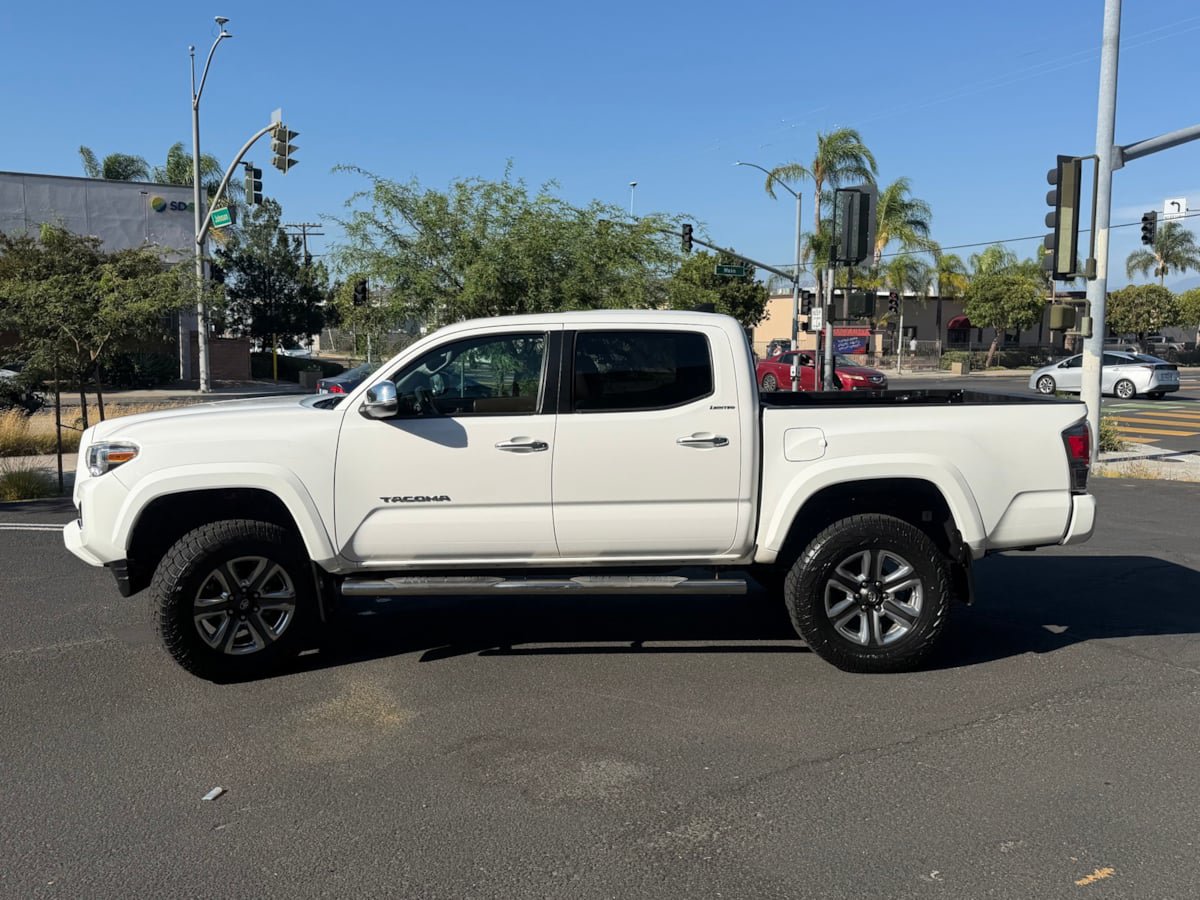 Used 2017 Toyota Tacoma Limited AWD/4WD image 6