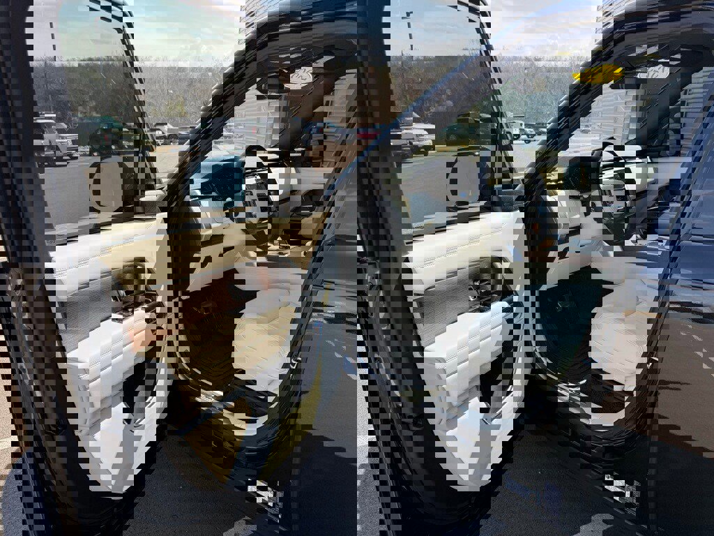 Used 2025 Land Rover Range Rover SE image 20