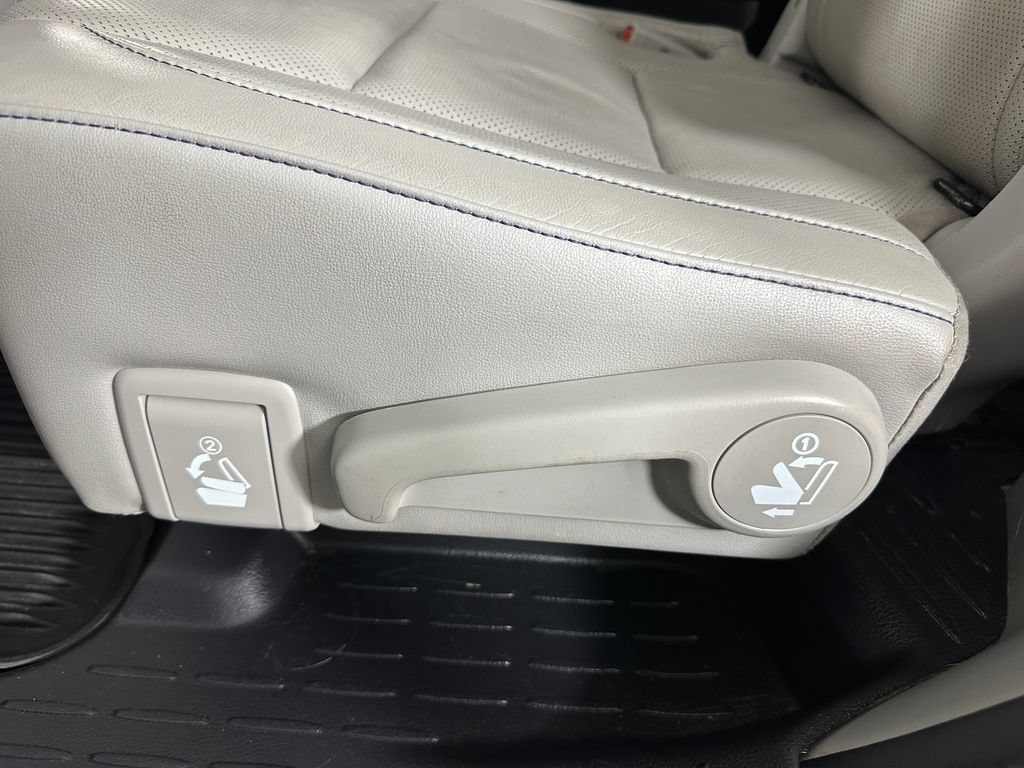 Used 2019 Toyota Highlander Limited w/ Carpet Mat Package (TMS) AWD/4WD image 22