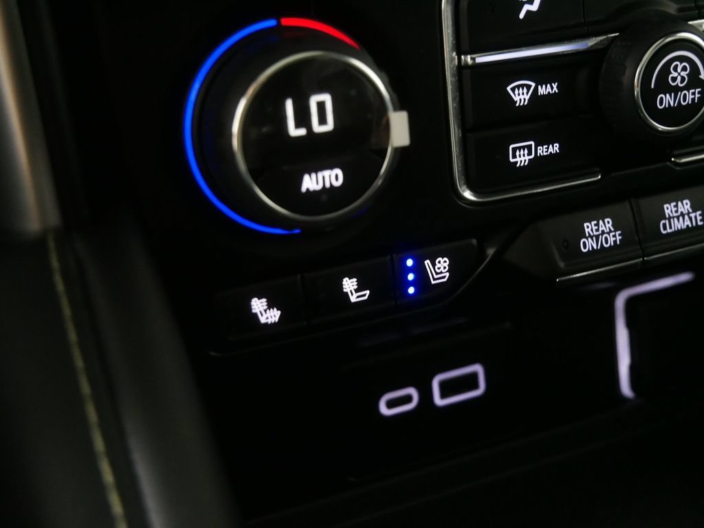Used 2024 Chevrolet Tahoe Premier AWD/4WD image 30