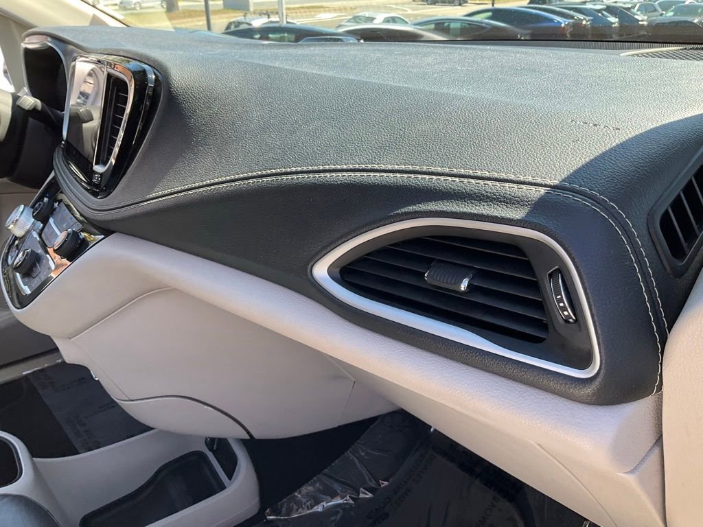 Used 2022 Chrysler Pacifica Touring-L w/ Uconnect Theater Family Group image 78