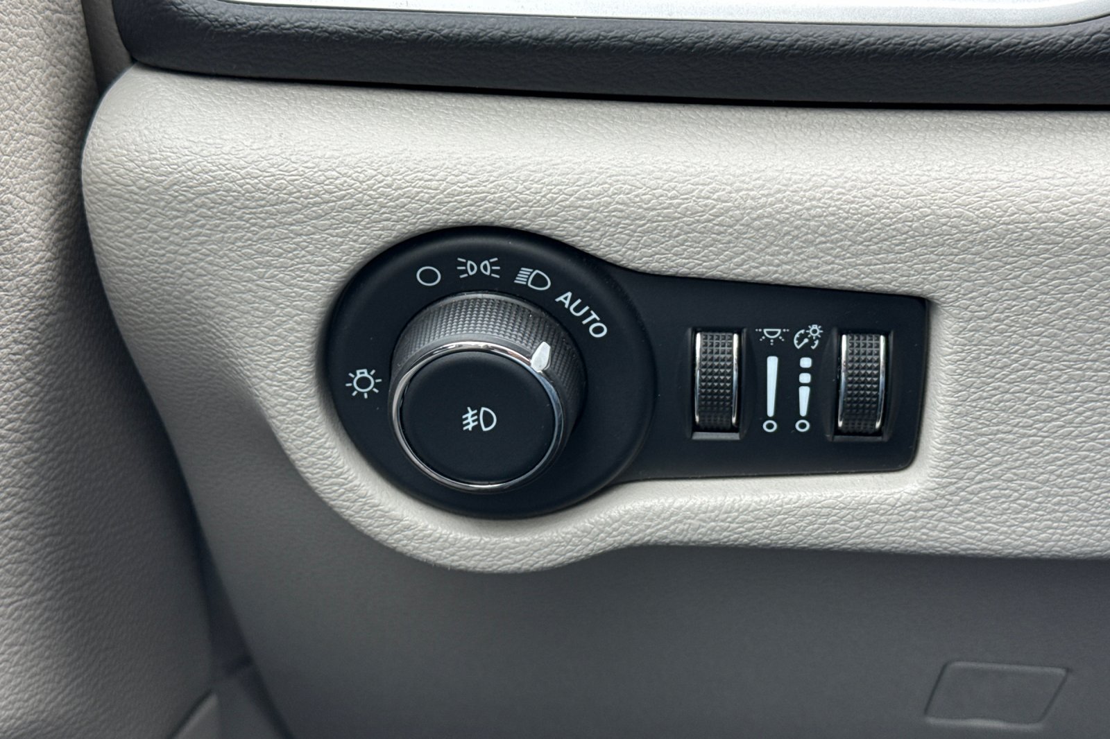 Used 2024 Chrysler Pacifica Touring-L FWD image 39