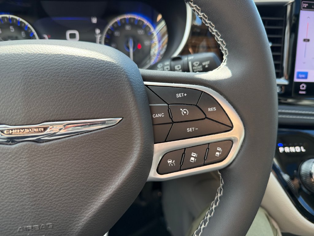 Used 2023 Chrysler Pacifica Limited w/ Uconnect Theater Family Group FWD image 32