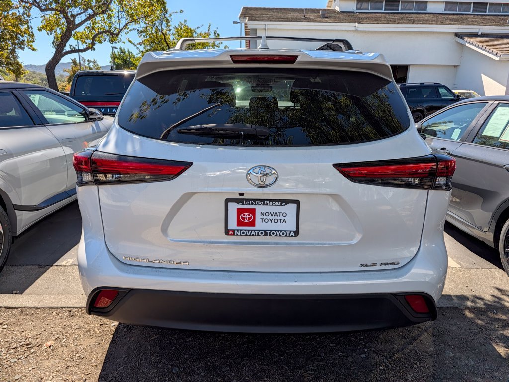 Used 2023 Toyota Highlander XLE AWD/4WD image 3