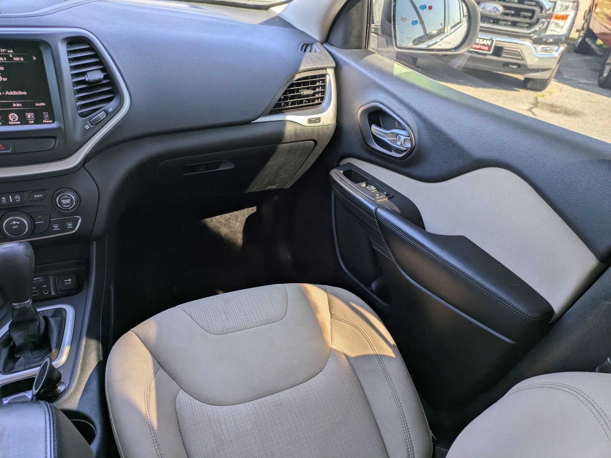 Used 2015 Jeep Cherokee Latitude w/ Cold Weather Group AWD/4WD image 18