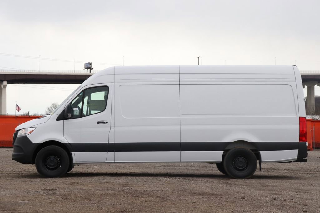 Used 2025 Mercedes-Benz Sprinter 2500 image 4