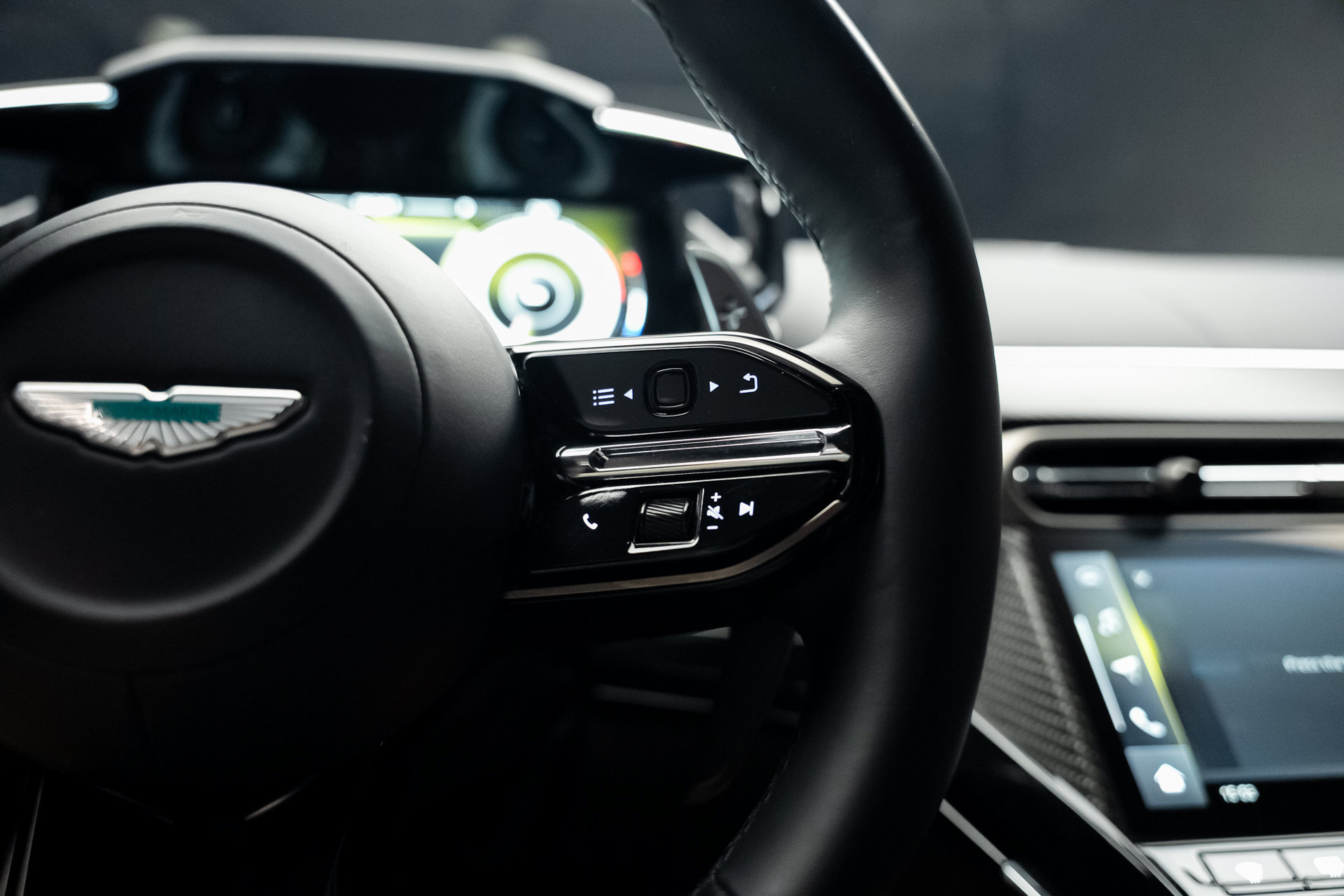 Used 2025 Aston Martin V8 Vantage Coupe RWD image 44