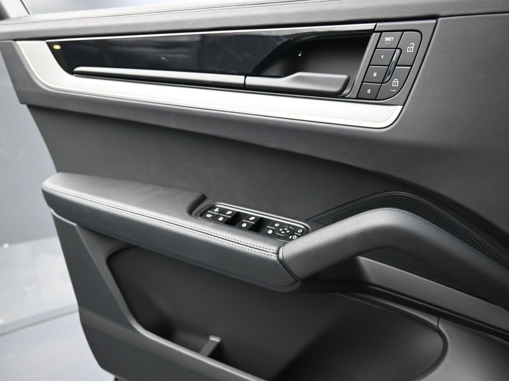 Used 2025 Porsche Cayenne image 25