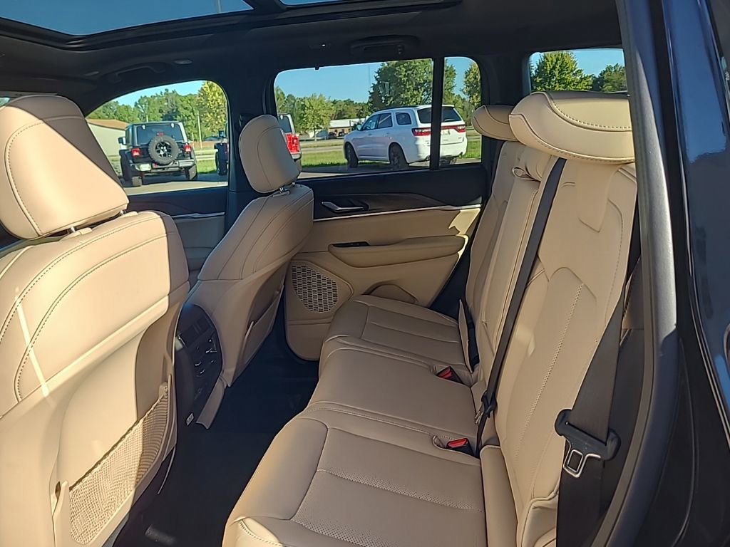 New 2025 Jeep Grand Cherokee Limited w/ Luxury Tech Group II image 15